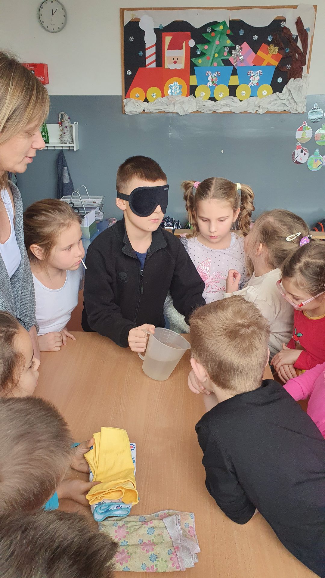 Na zdjęciu: Grupa dzieci przeprowadzających eksperyment