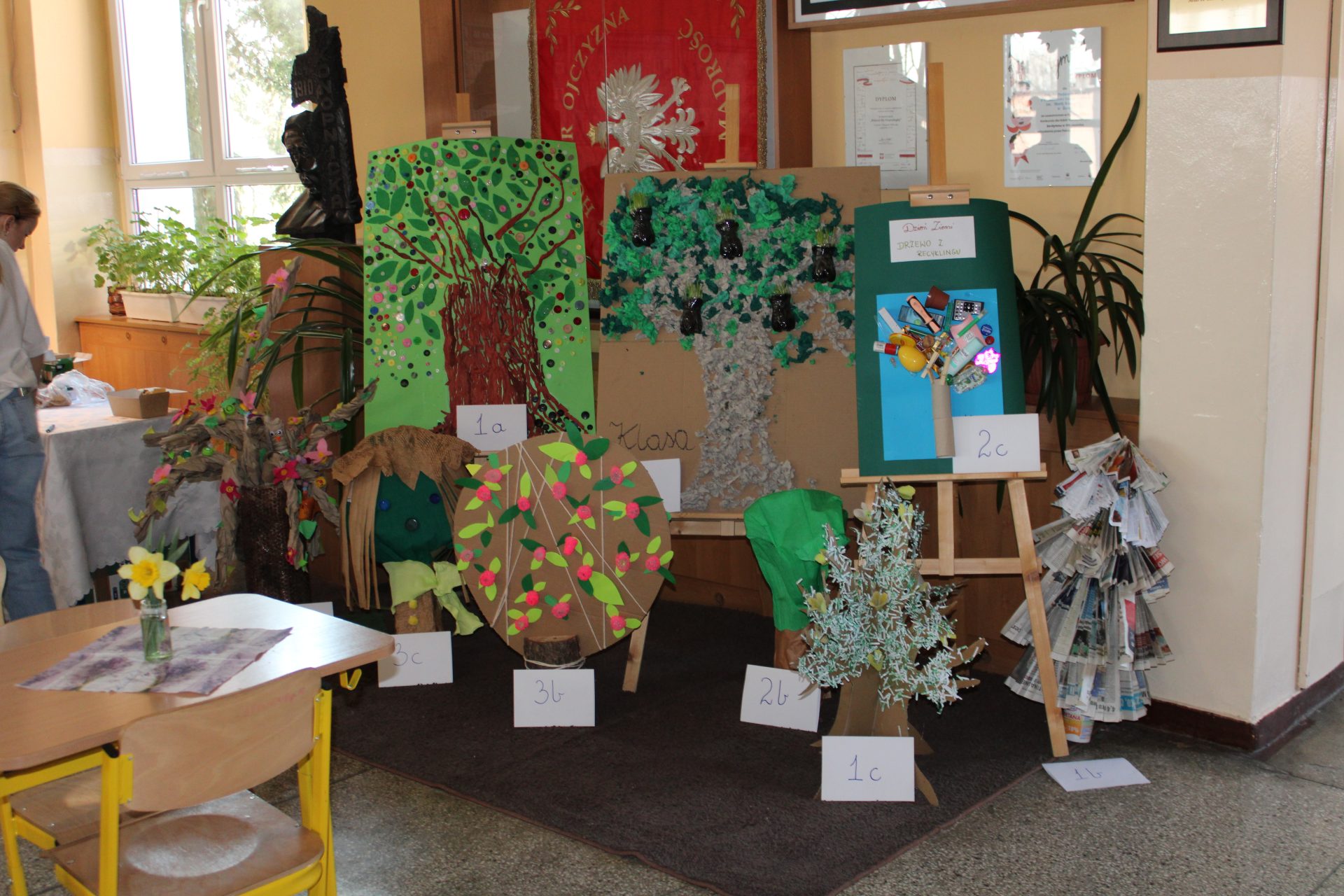 Wystawa pokonkursowa prac plastycznych w holu szkoły.